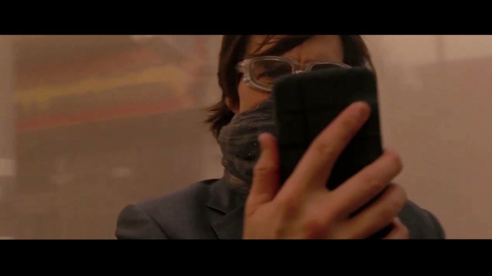 Tom Cruise chases Samuli Edelmann in a sandstorm in Mission: Impossible 4