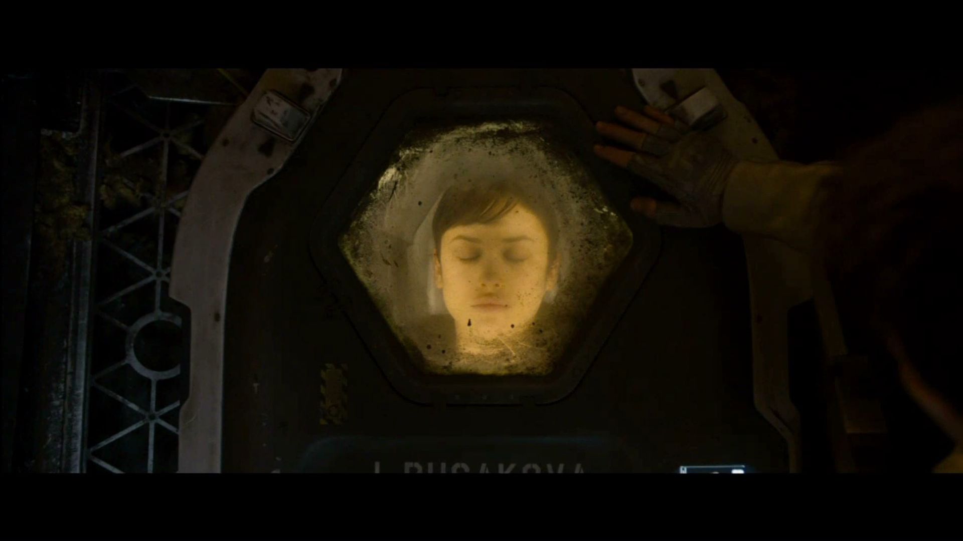 Jack Harper finds Julia (Olga Kurylenko) in Oblivion