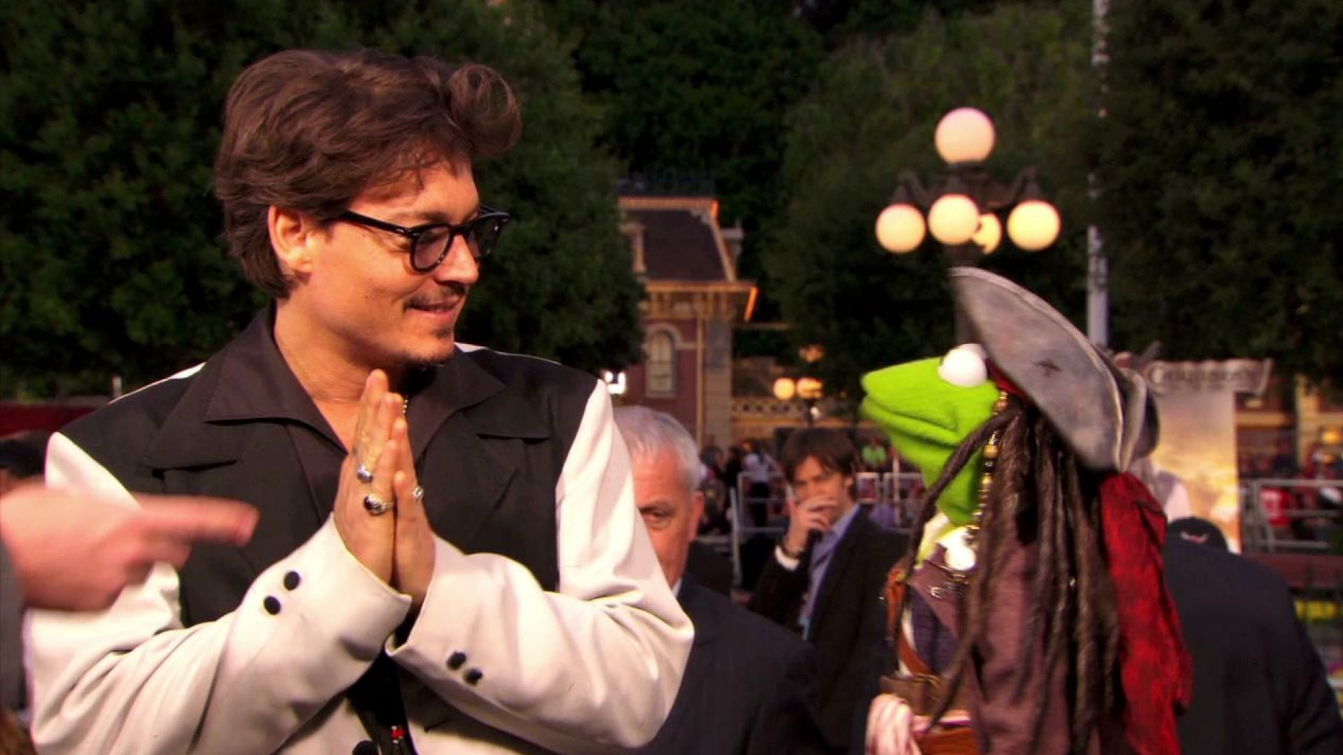 Kermit interviews Pirates of the Caribbean 4 cast at Disneyland Premiere