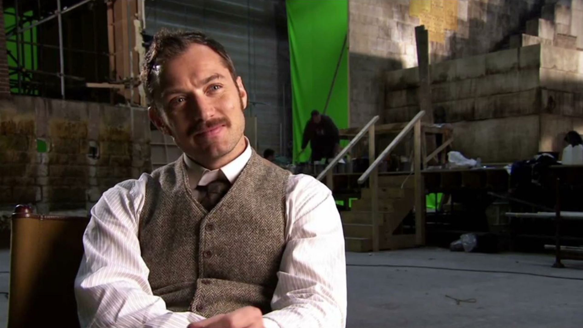 Jude Law talks about the story, Stephen Fry and Jared Harris in Sherlock Holmes 2