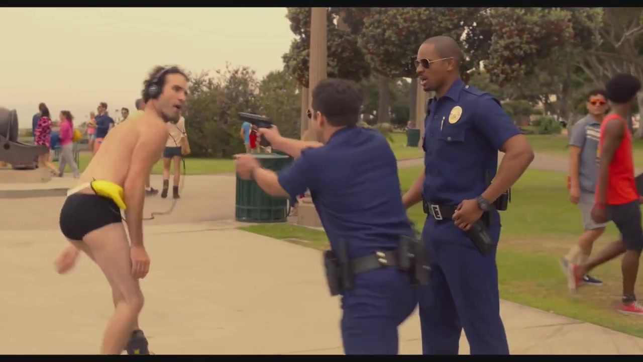 Let&#039;s Be Cops deleted scene: We don&#039;t wear this in America!